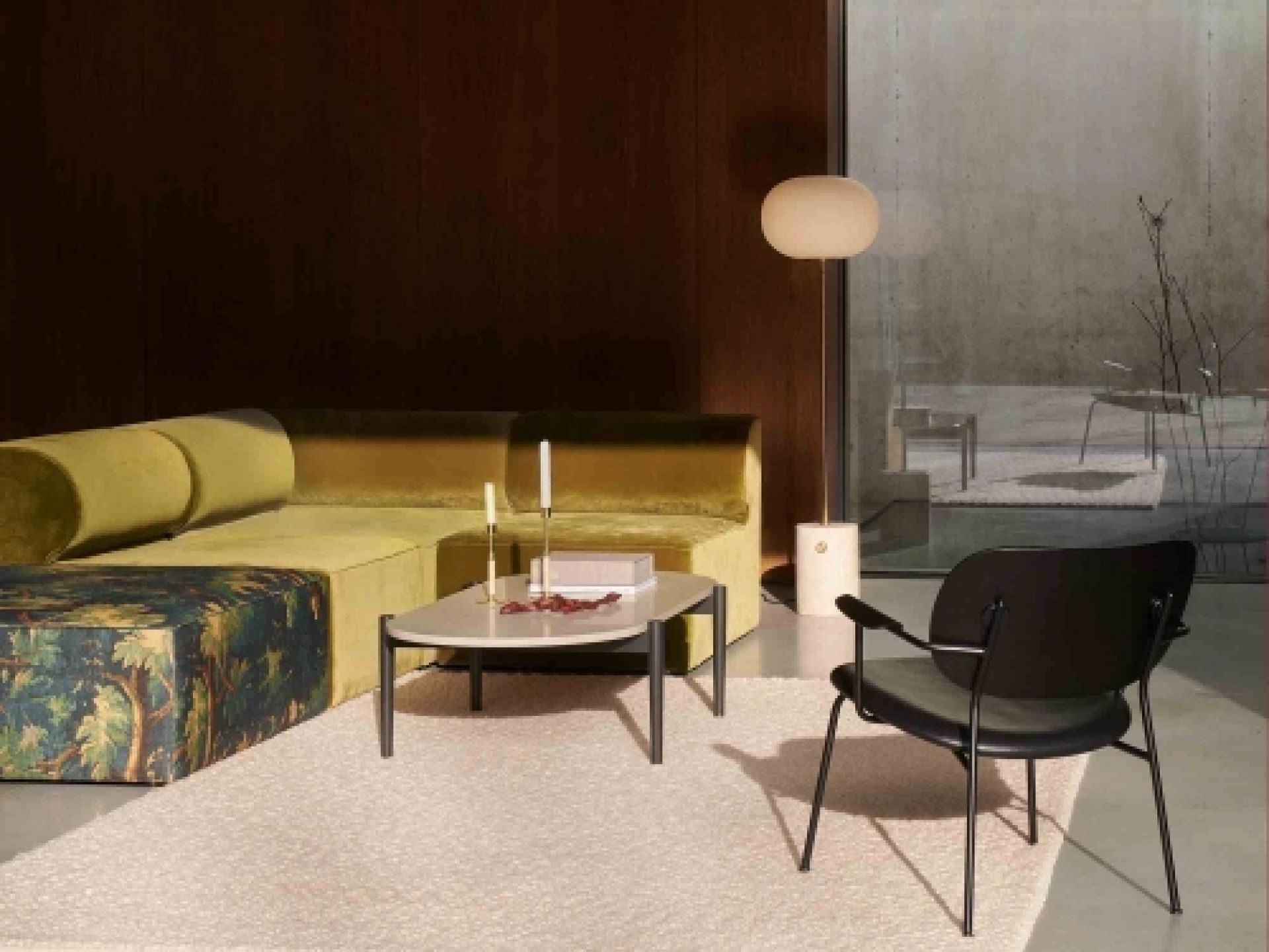 JWDA Stehleuchte von Audo im modernen Wohnzimmer mit Sofa und Sessel.