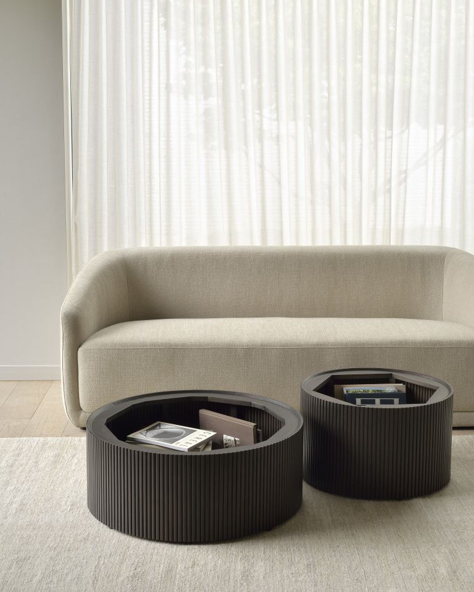 Roller Max Couchtisch von Ethnicraft: Runder Mahagoni-Tisch mit Stauraum, ideal für Wohnzimmer.