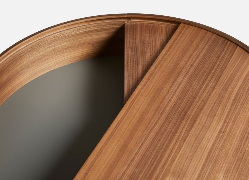 Detailaufnahme der Arc Coffee Table Tischplatte aus Walnussholz von Woud, Durchmesser 66 cm.