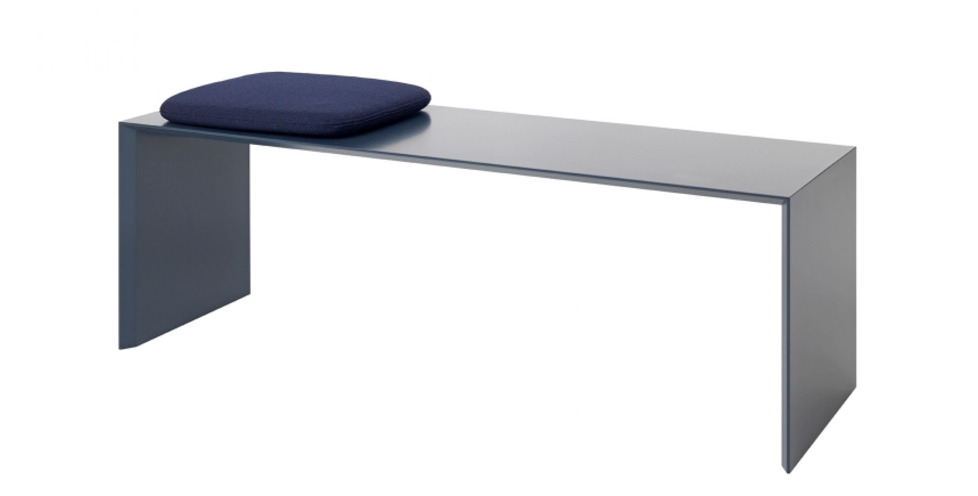 Schönbuch Add On Sitzbank 120 cm in Blau mit gepolstertem Kissen für Flur und Diele.