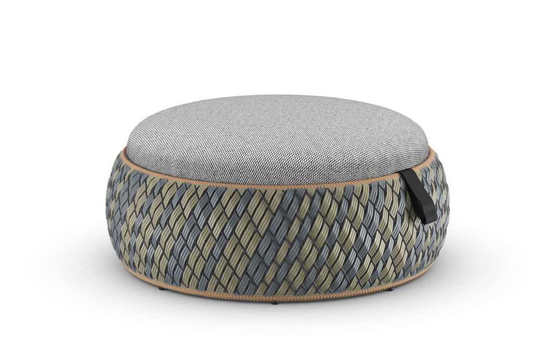 Dala Hocker von Dedon: Runder Outdoor Hocker mit grauem Kissen und geflochtenem Korpus.