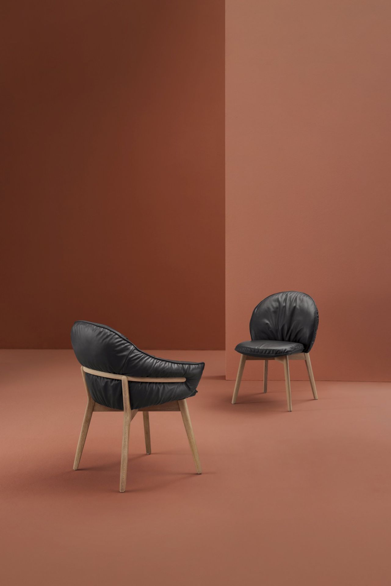 Zwei Marie Stühle der Freifrau Manufaktur: Schwarzer Lederbezug und helles Holzgestell, moderner Esszimmerstuhl.