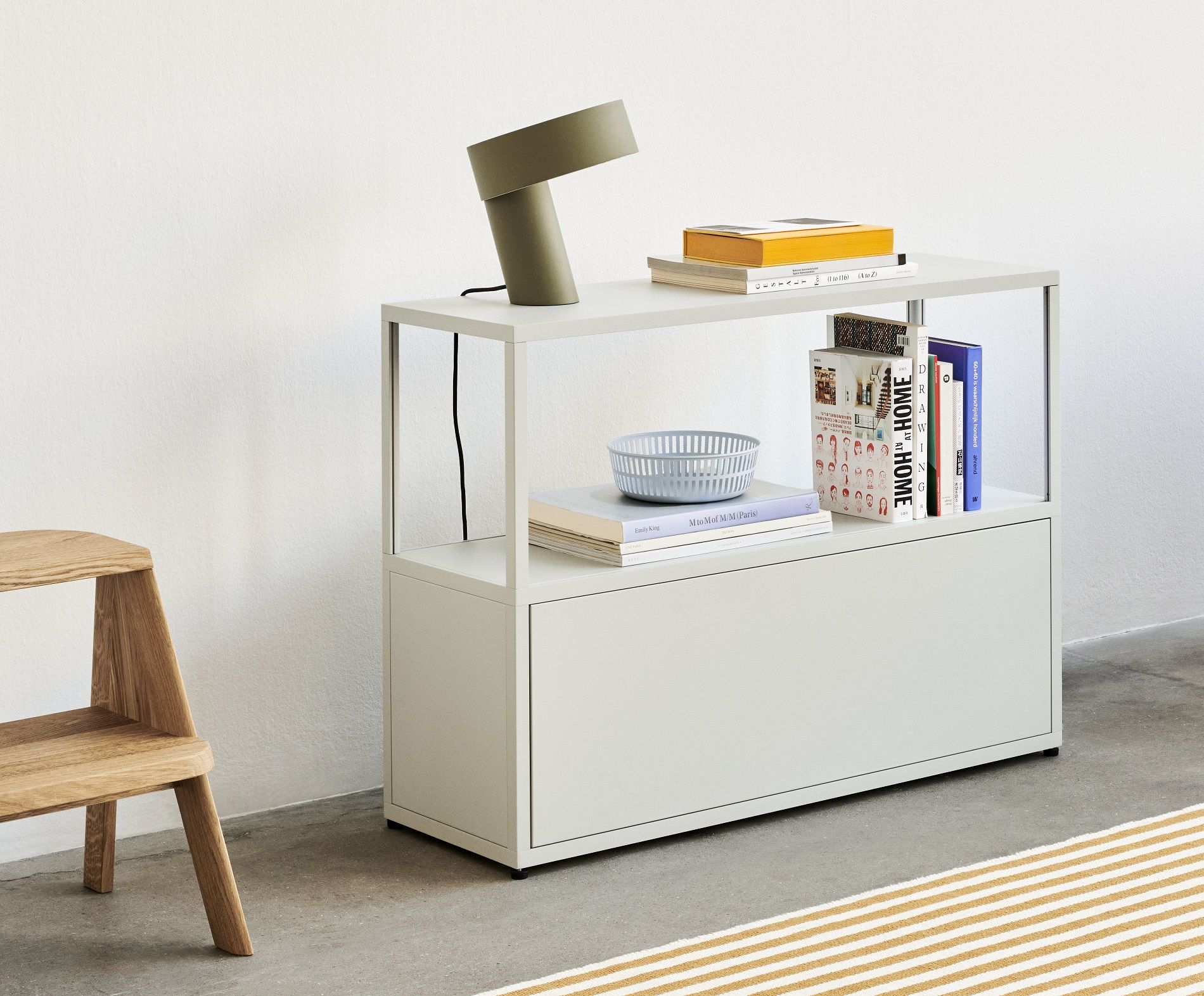 New Order Sideboard von Hay, eine moderne Aufbewahrungslösung mit Regalen und Schublade.