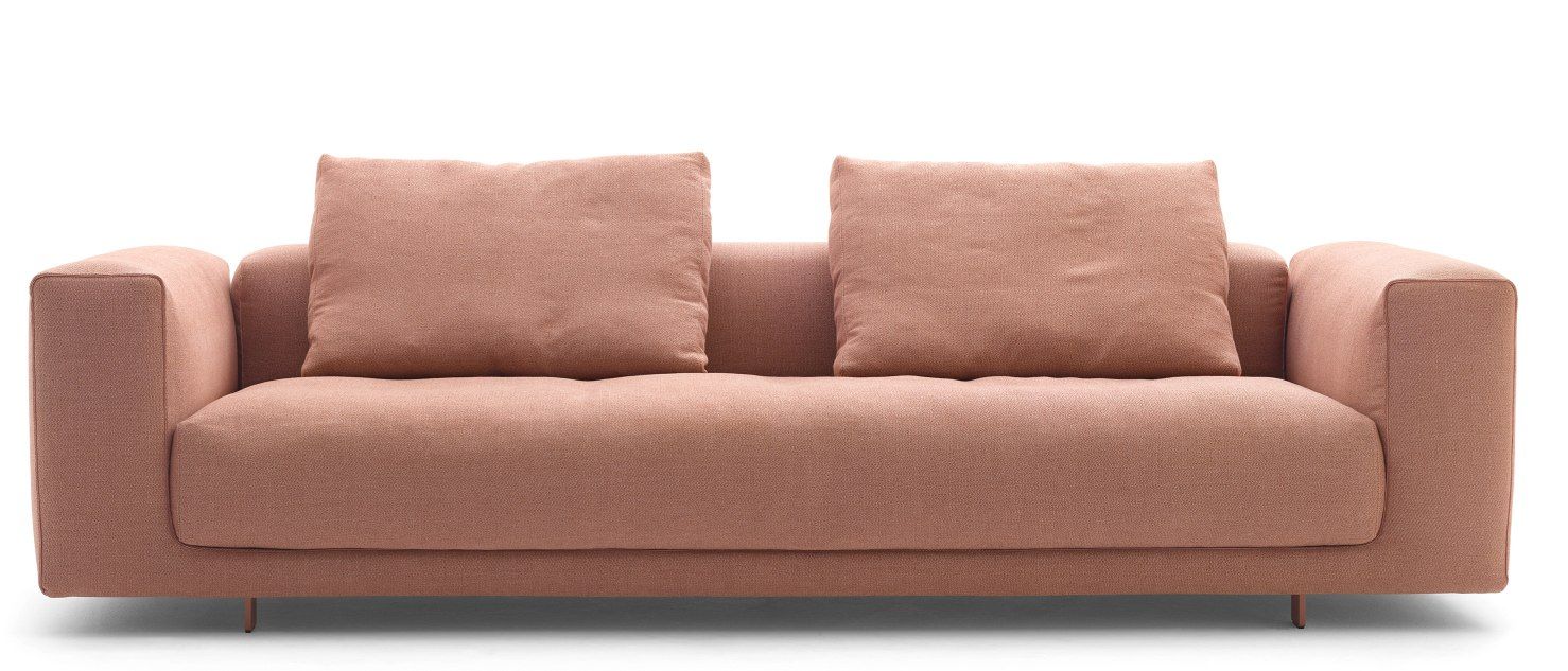 Moss Sofa: Modernes 3-Sitzer Sofa von Cor in Rosé mit zwei Kissen.