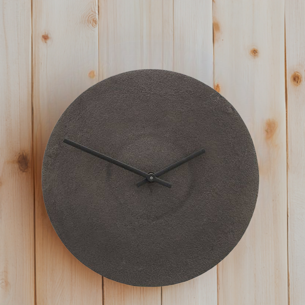 Thissur Antique Metallic Clock Wanduhr von House Doctor, runde, graue Uhr mit schwarzen Zeigern vor Holzwand.