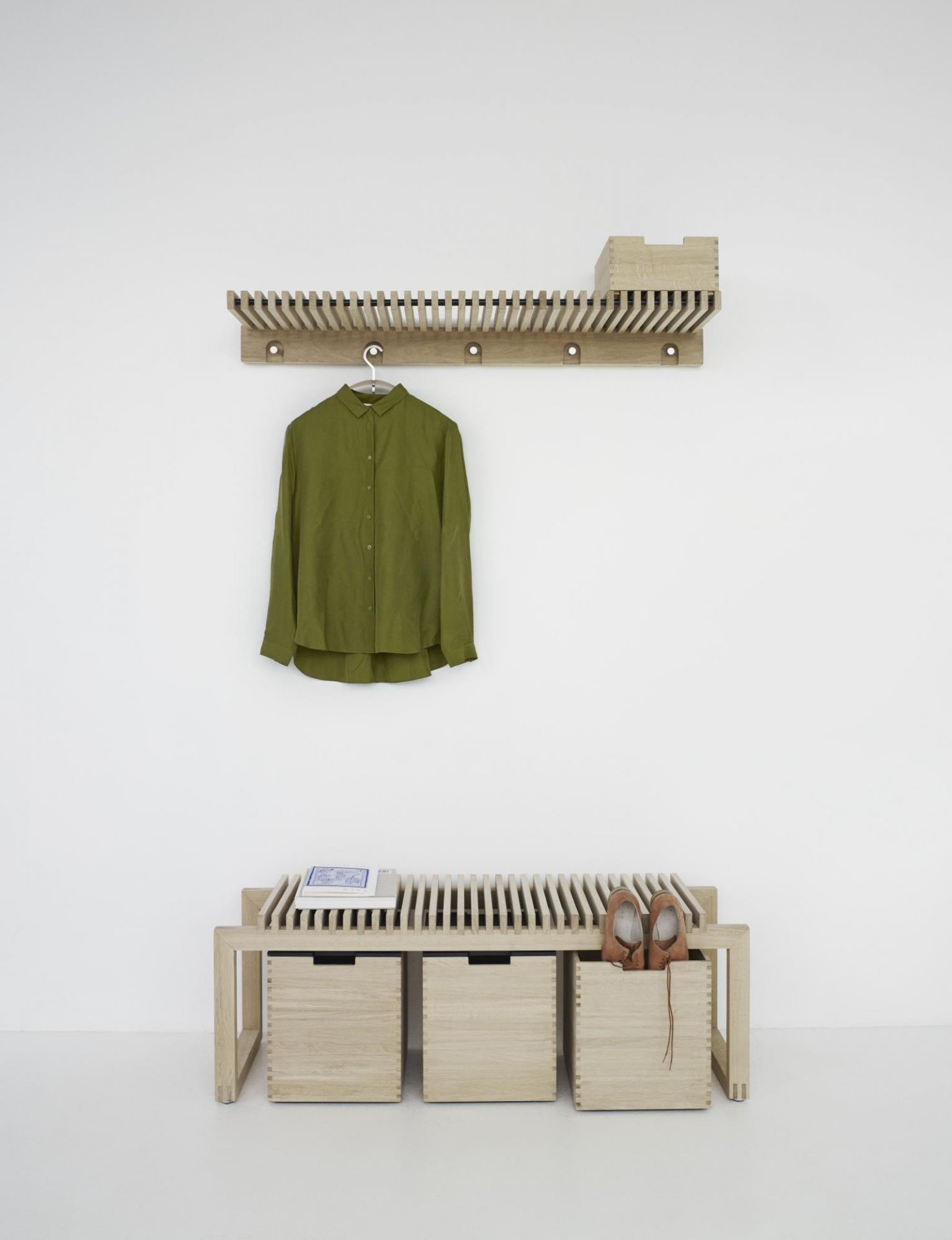 Cutter Garderobe von Skagerak: Wandgarderobe und Bank aus Holz mit Kleidung und Schuhen.