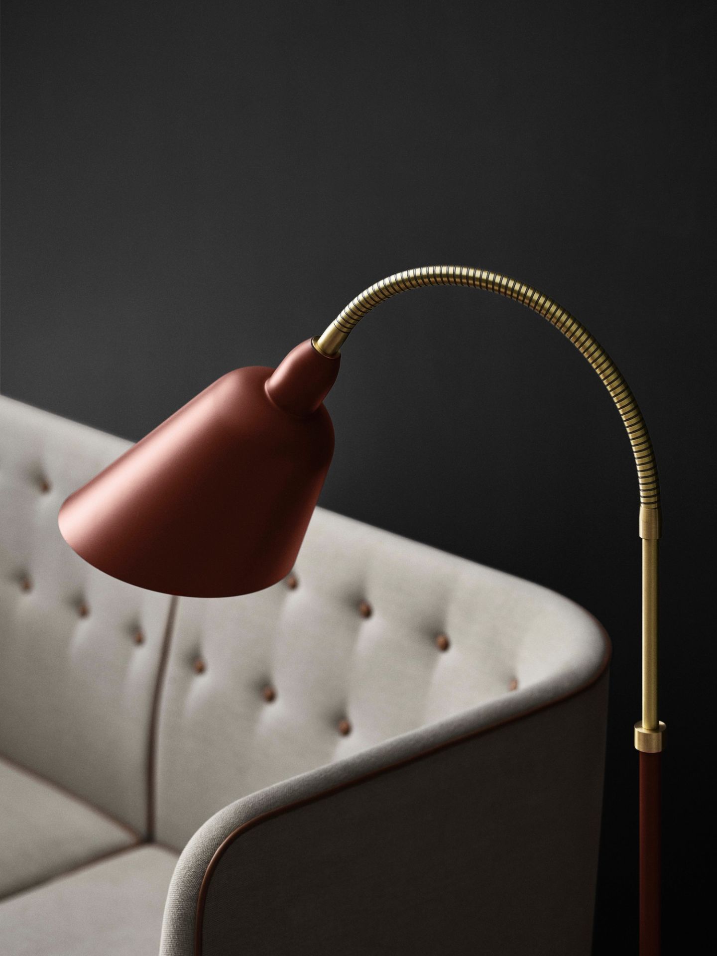 Detailaufnahme: Mayor Sofa 2-Sitzer von AndTradition mit brauner Stehlampe und Messingdetails. Modernes Wohnzimmer-Design.