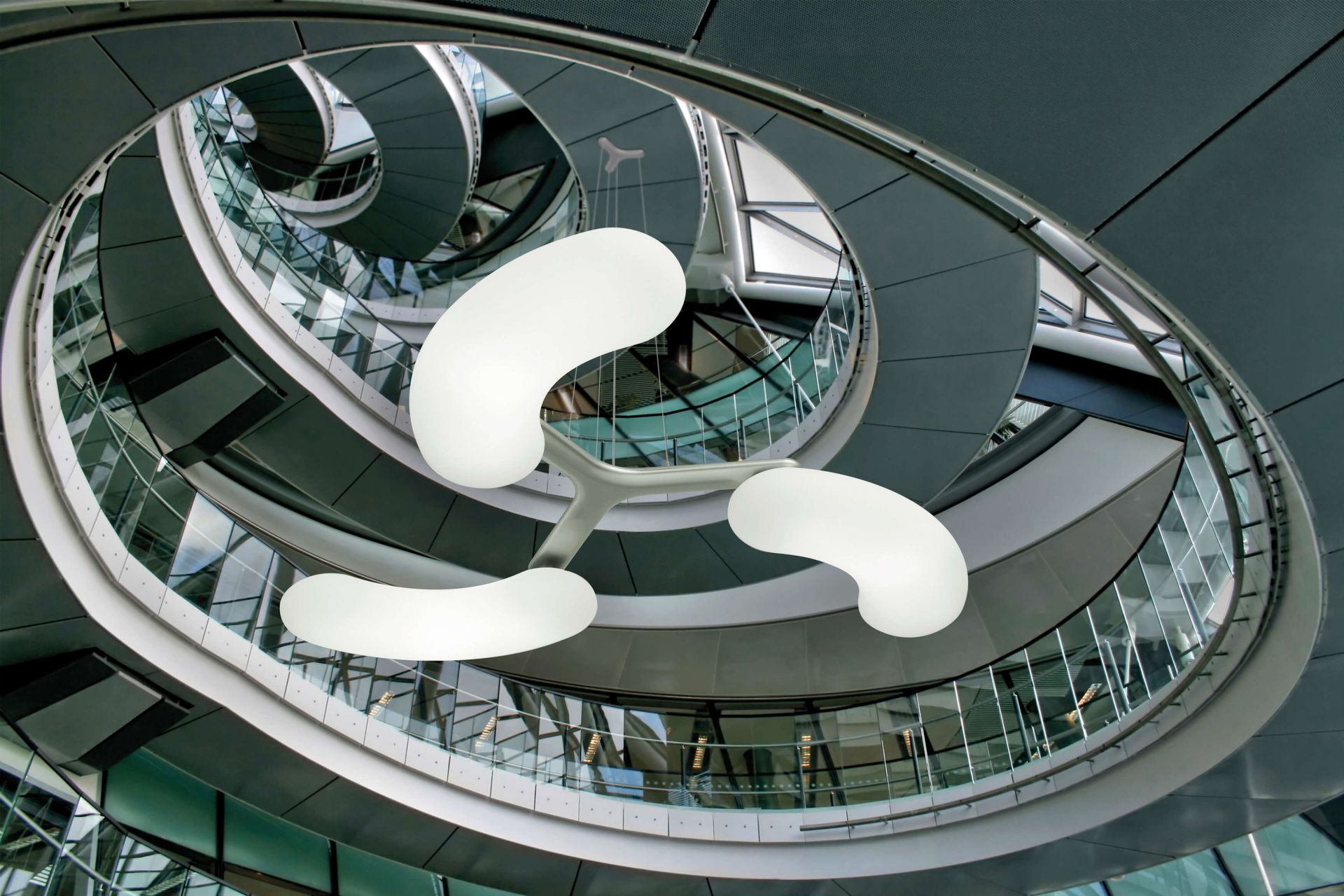 Ansicht von unten der modernen Blade LED Pendelleuchte mit drei weißen Leuchtelementen.