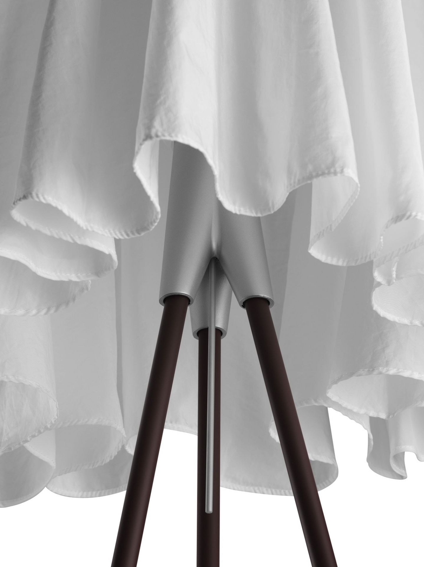 Detailaufnahme der Rosy Angelis Stehleuchte von Flos mit weißem Stoffschirm und Stativfuß.