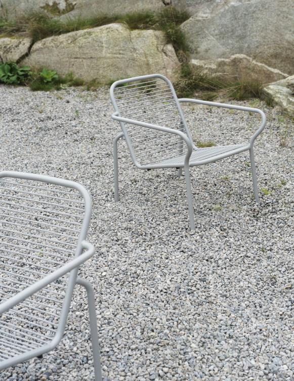 Grauer Vig Lounge Chair Sessel von Normann Copenhagen für den Außenbereich auf Kiesboden.