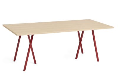 Hay Loop Stand Table mit hellem Holztischblatt und roten Metallbeinen, moderner Esstisch.