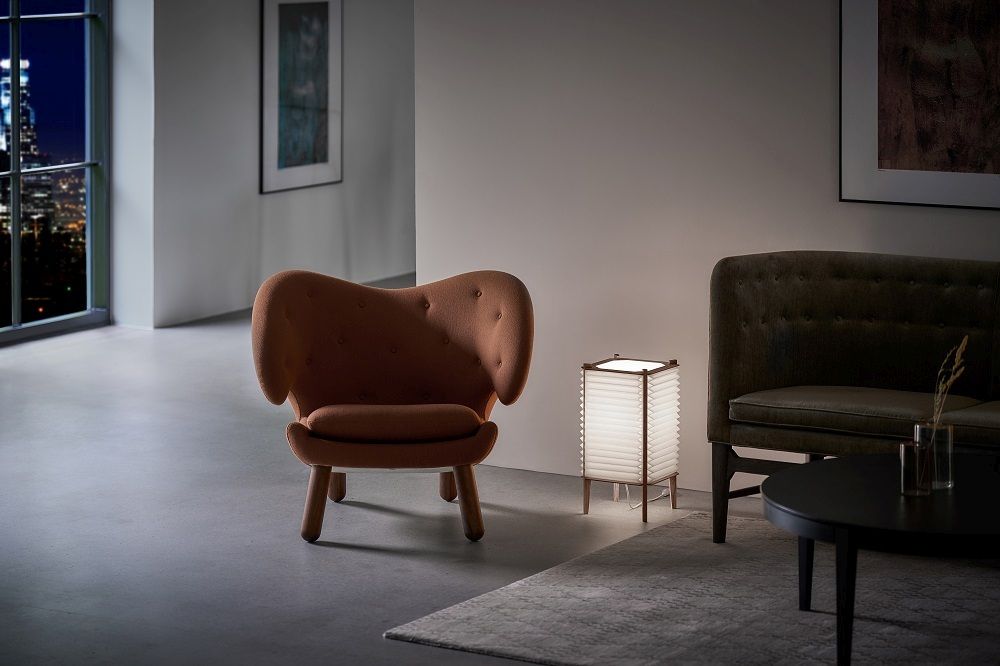 BEE HIVE Tischleuchte von Le Klint im Wohnzimmer, modernes Design mit Plissee-Schirm.