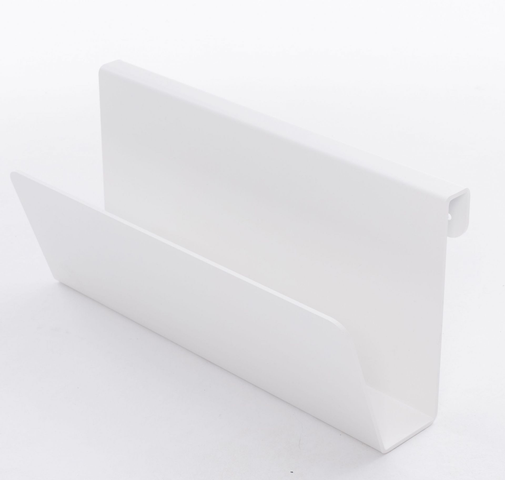 Weiße Zeitschriftenablage für Flai Bett von Müller Möbelwerkstätten, modernes Design für Schlafzimmer Ordnung.