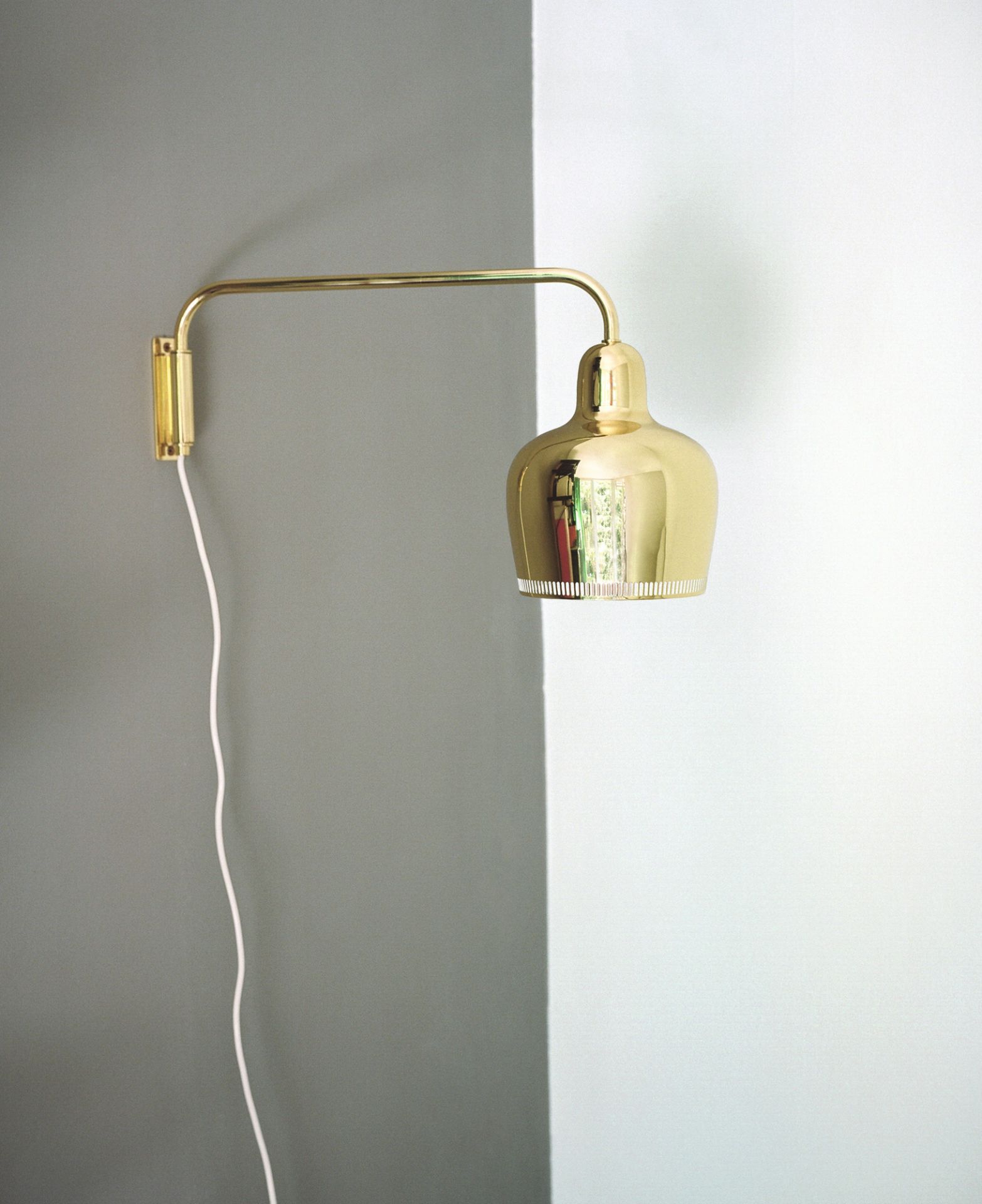 Artek A330S Golden Bell Wandleuchte aus Messing, modernes Design für stilvolle Innenräume.