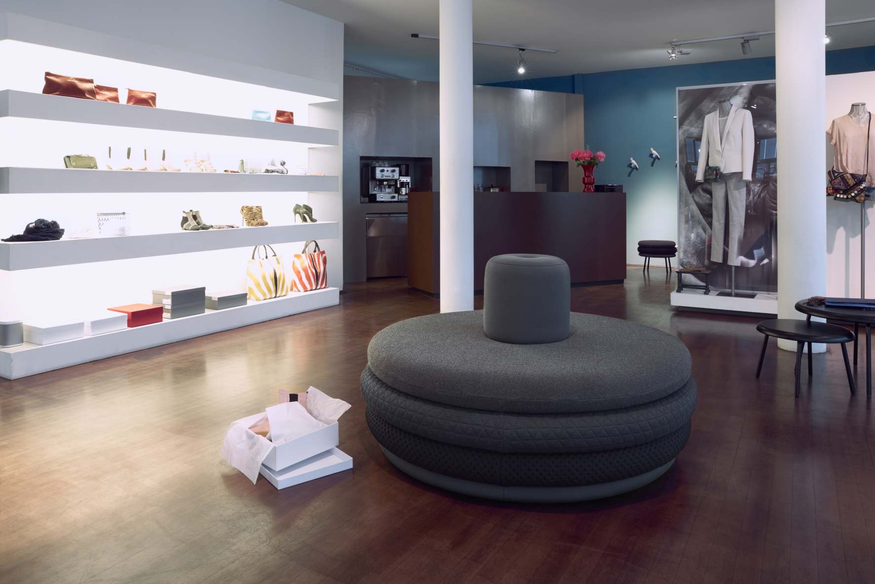 Grauer, runder Island Tom Pouf Lounge von Richard Lampert im modernen Verkaufsraum. Bequeme Sitzgelegenheit.