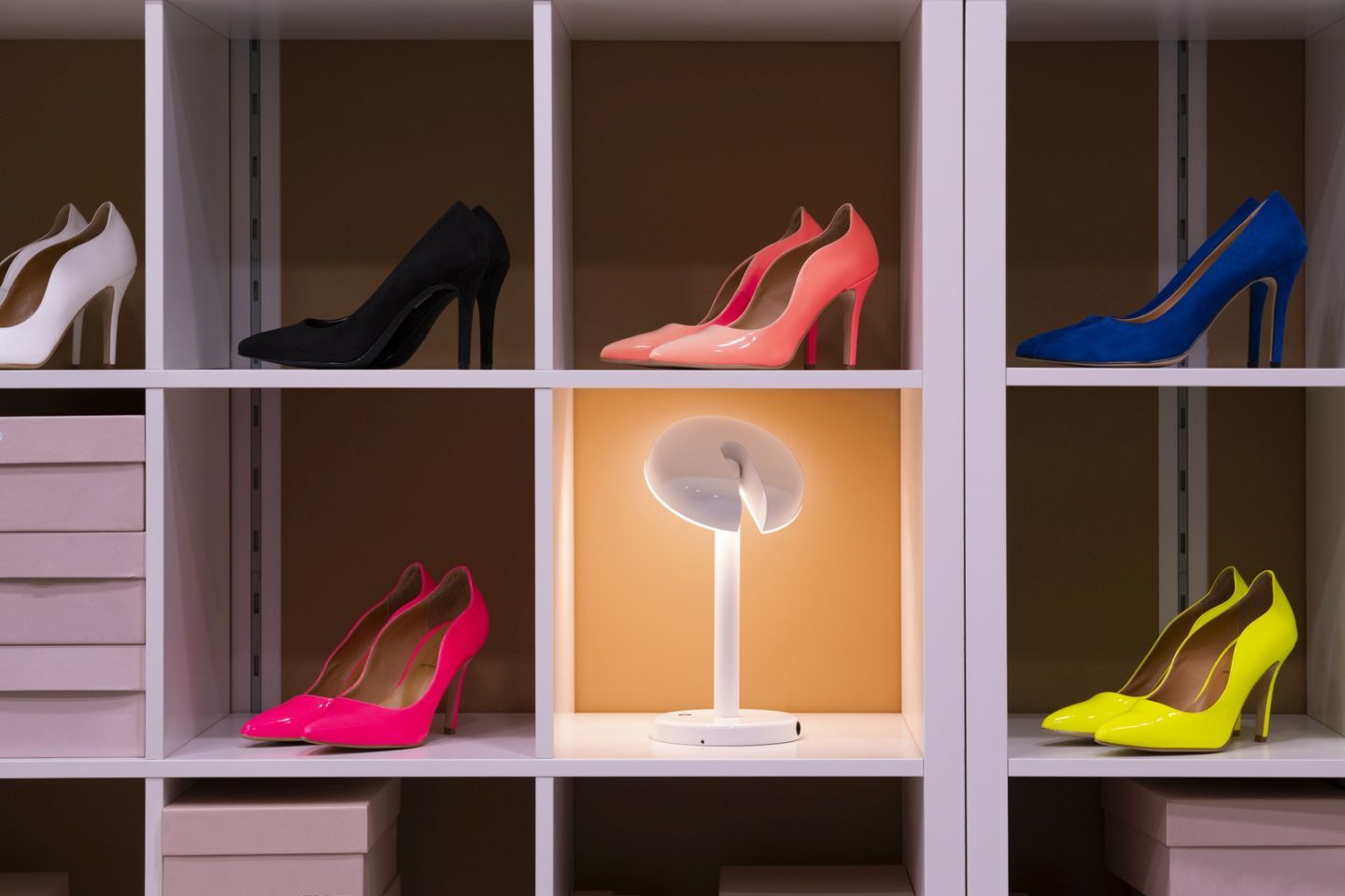 Cabriolette Tischleuchte von Martinelli Luce in einem Regal mit farbigen High Heels.
