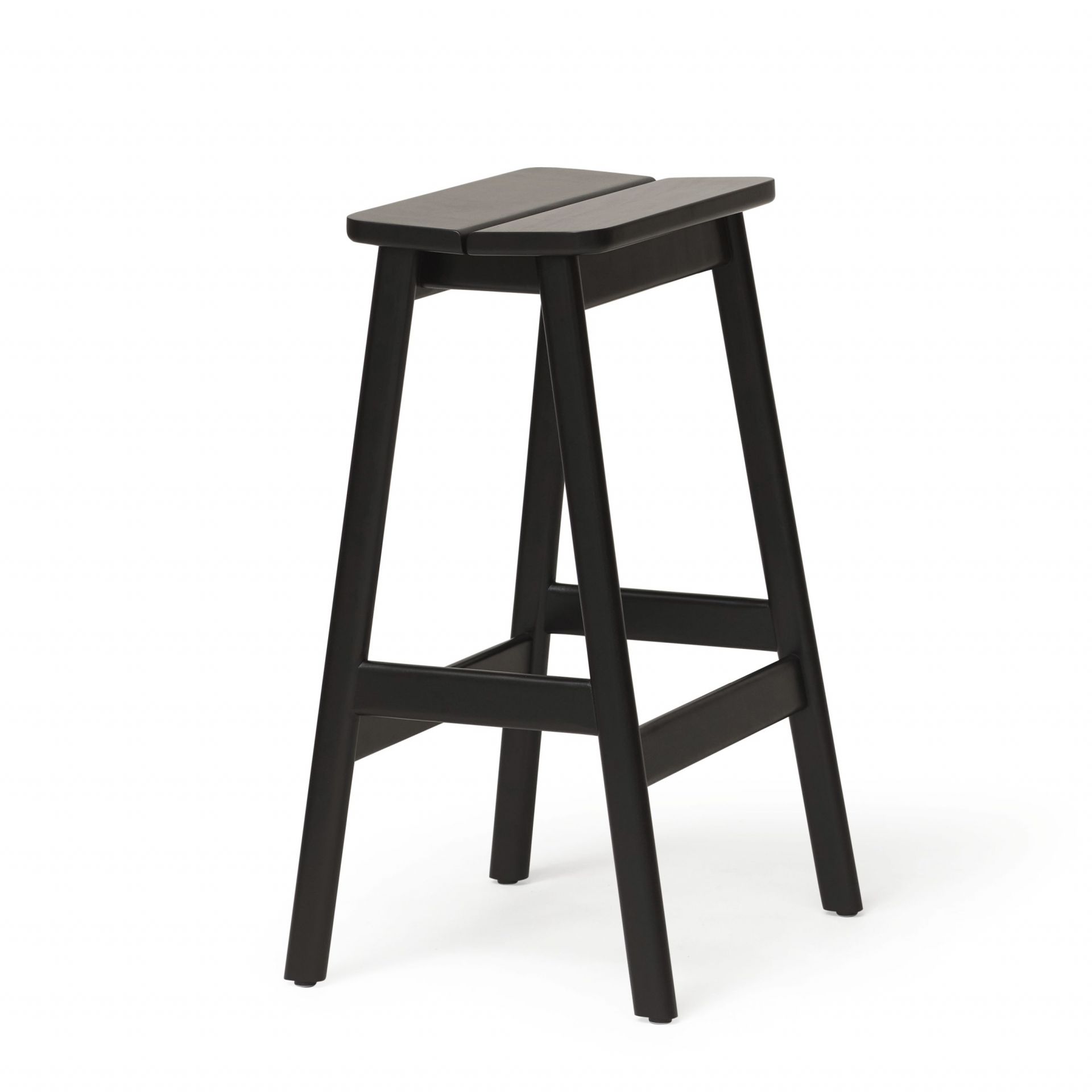 Angle Barhocker von Form & Refine, 65 cm hoch, schwarz gebeizt, aus Holz.