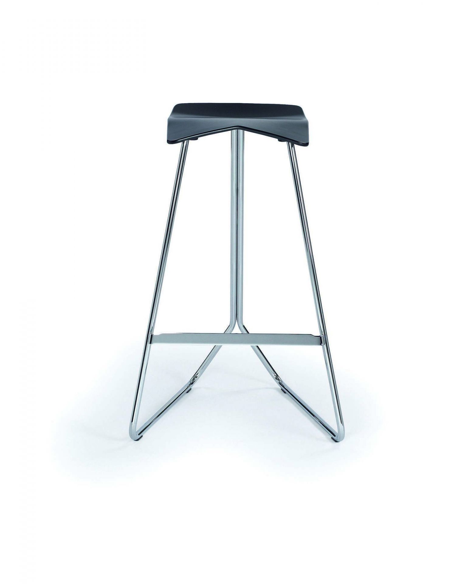 Triton Barhocker von ClassiCon mit schwarzer Sitzfläche und verchromtem Stahlgestell, modernes Design für Küche und Bar.