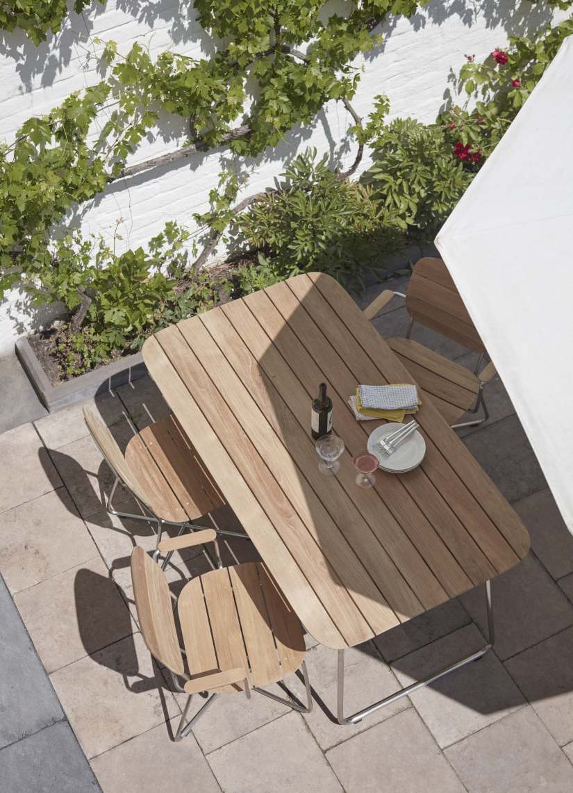 Lilium Table Esstisch Outdoor von Skagerak: Gartentisch aus Teakholz mit Stühlen und gedecktem Tisch.