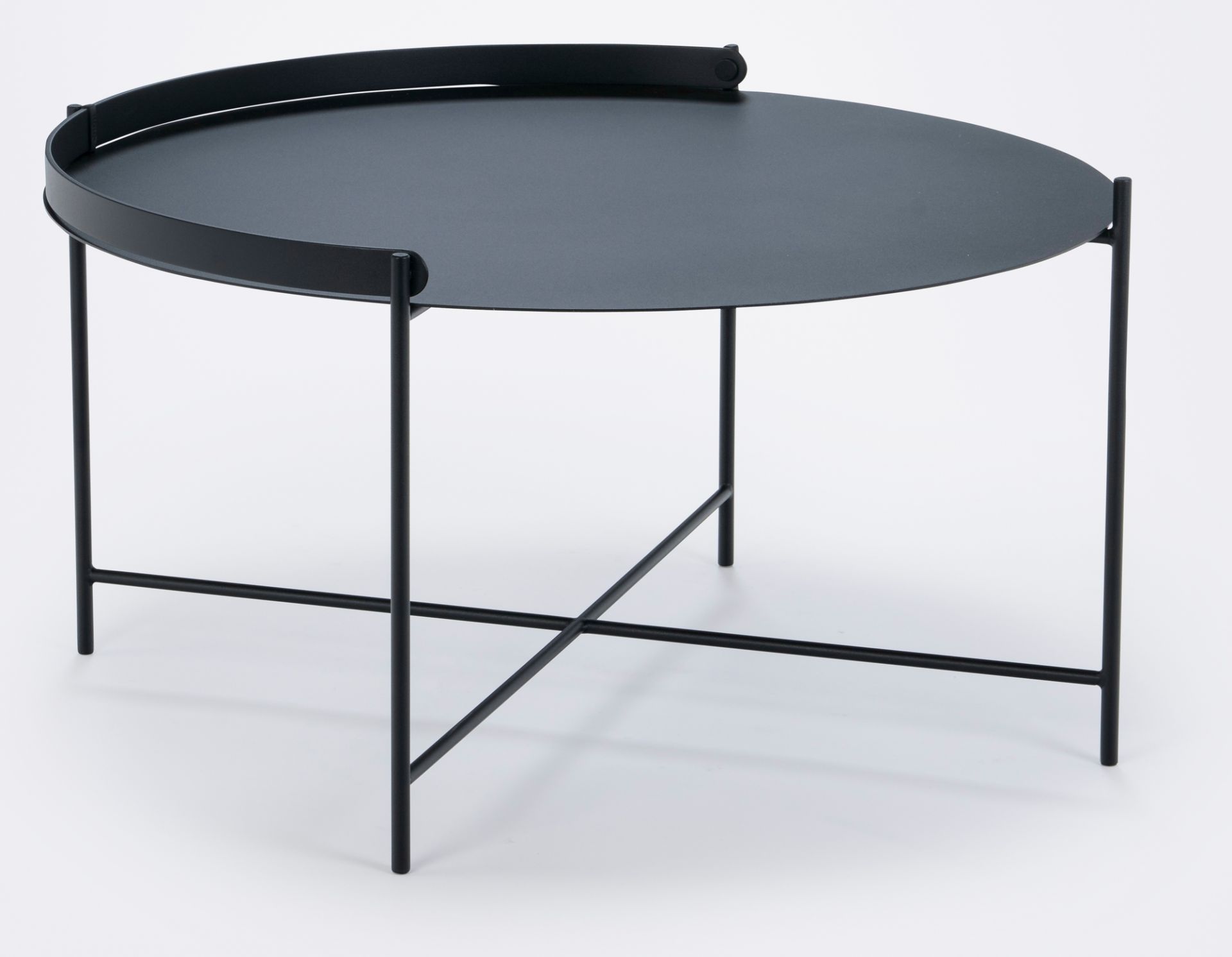 Schwarzer Edge Tray Table Beistelltisch von Houe mit runder Tischplatte und filigranem Metallgestell.