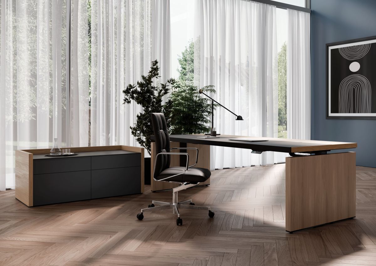 Schwarzer Leadchair Executive Soft Drehstuhl von Walter Knoll im modernen Büro mit Schreibtisch.