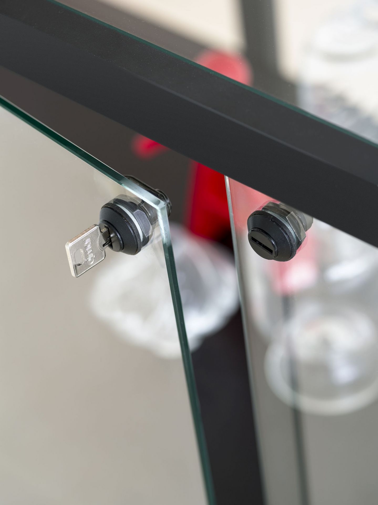 Detailaufnahme der abschließbaren Glastür einer Stolp Vitrine mit Schlüssel.