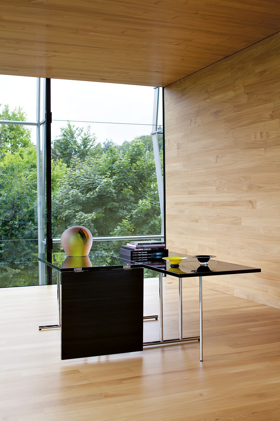 Lou Perou Ausklapptisch von ClassiCon, schwarze Tischplatte mit Chromgestell, moderne Einrichtung, Designmöbel.