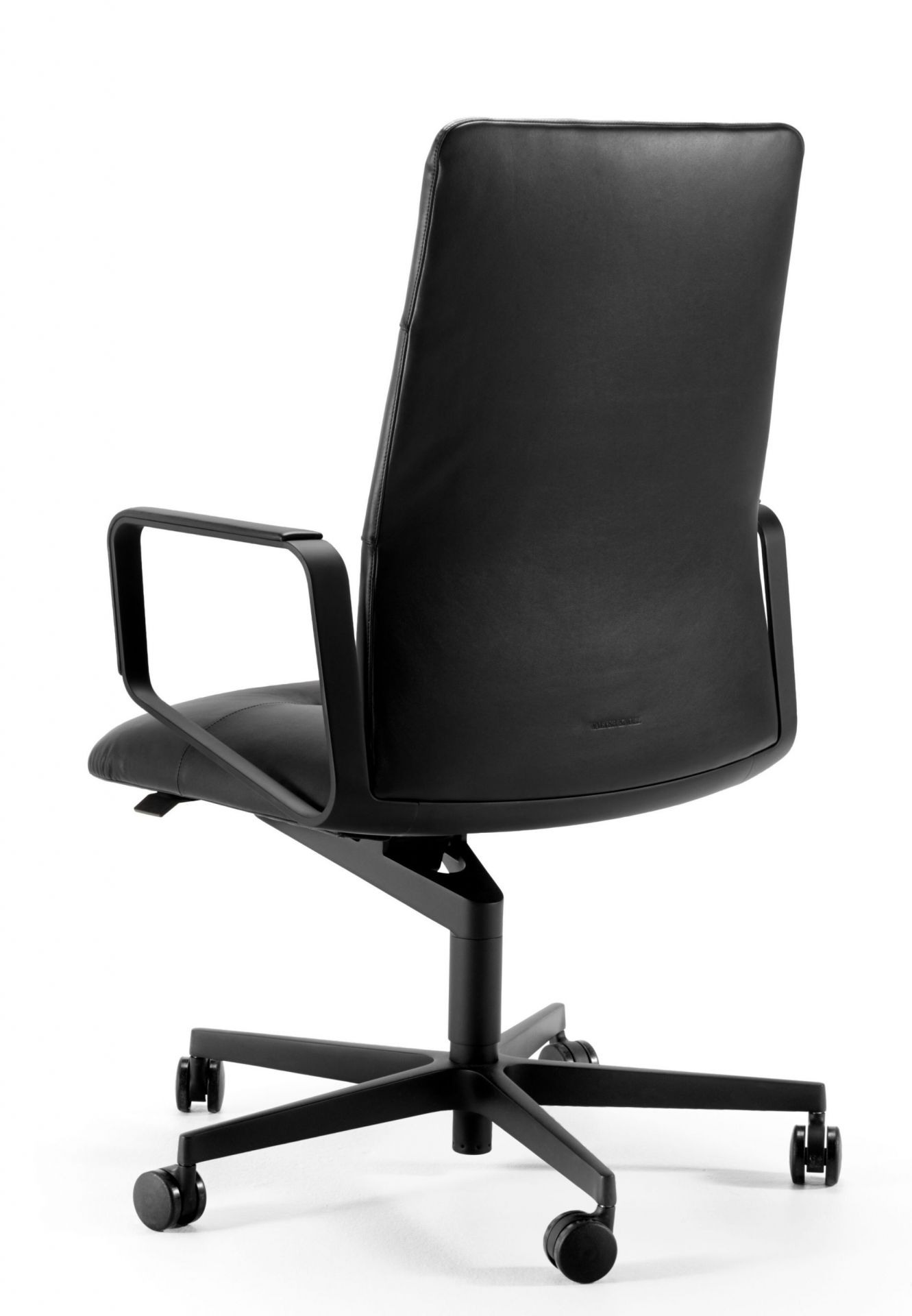 Rückansicht des schwarzen Leadchair Executive Soft Bürodrehstuhls von Walter Knoll mit Armlehnen und Rollen.