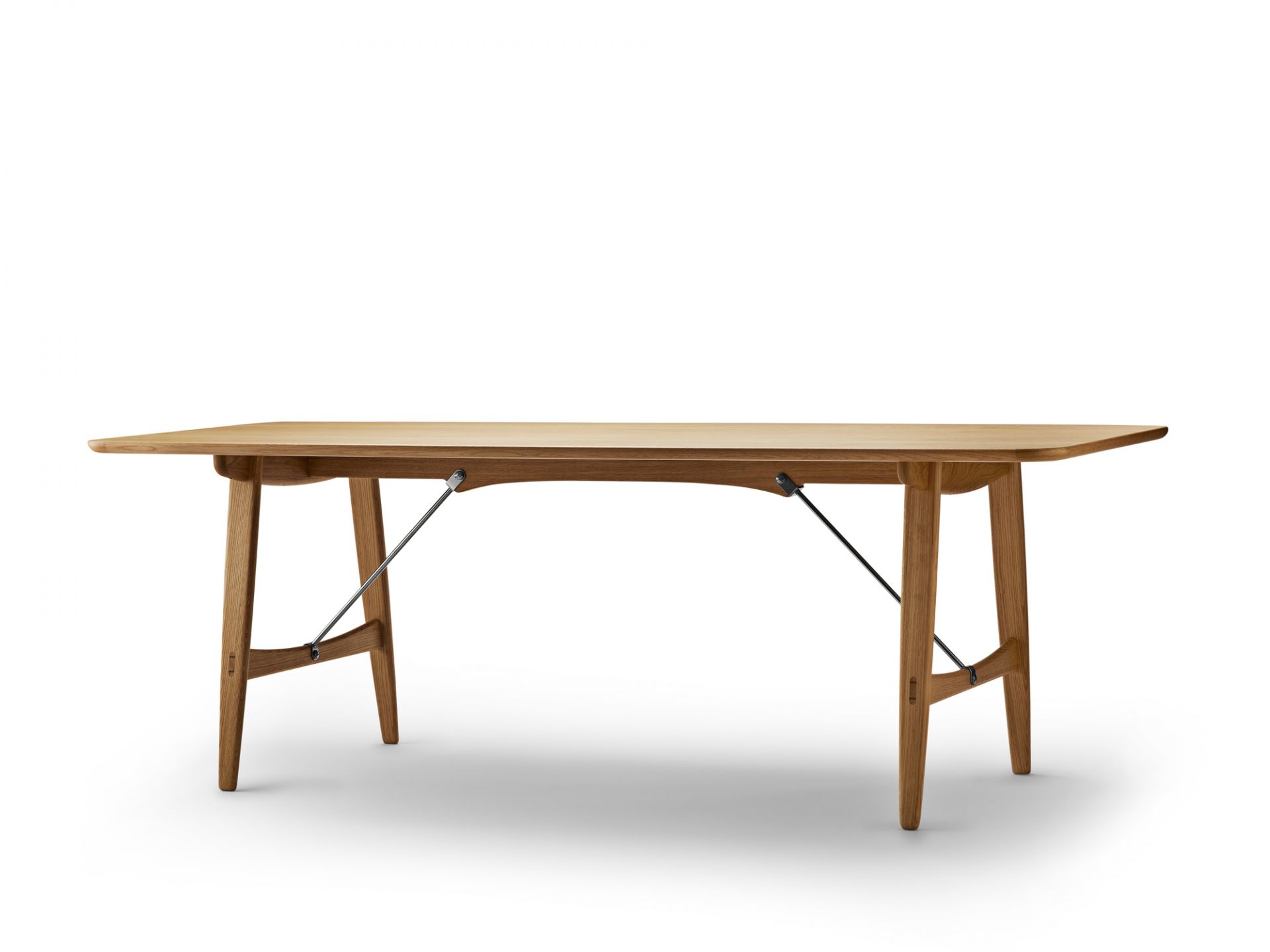 Hunting Table von Carl Hansen & Søn, geölter Esstisch aus Holz mit Stahlstreben.