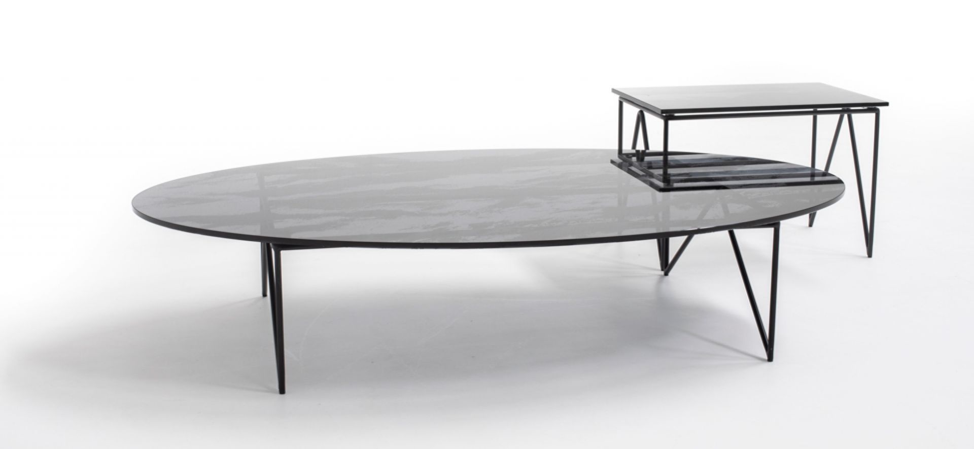 AeroZeppelin Tisch von Moroso Diesel: Ovaler Couchtisch mit schwarzem Metallgestell und kleinem Beistelltisch.