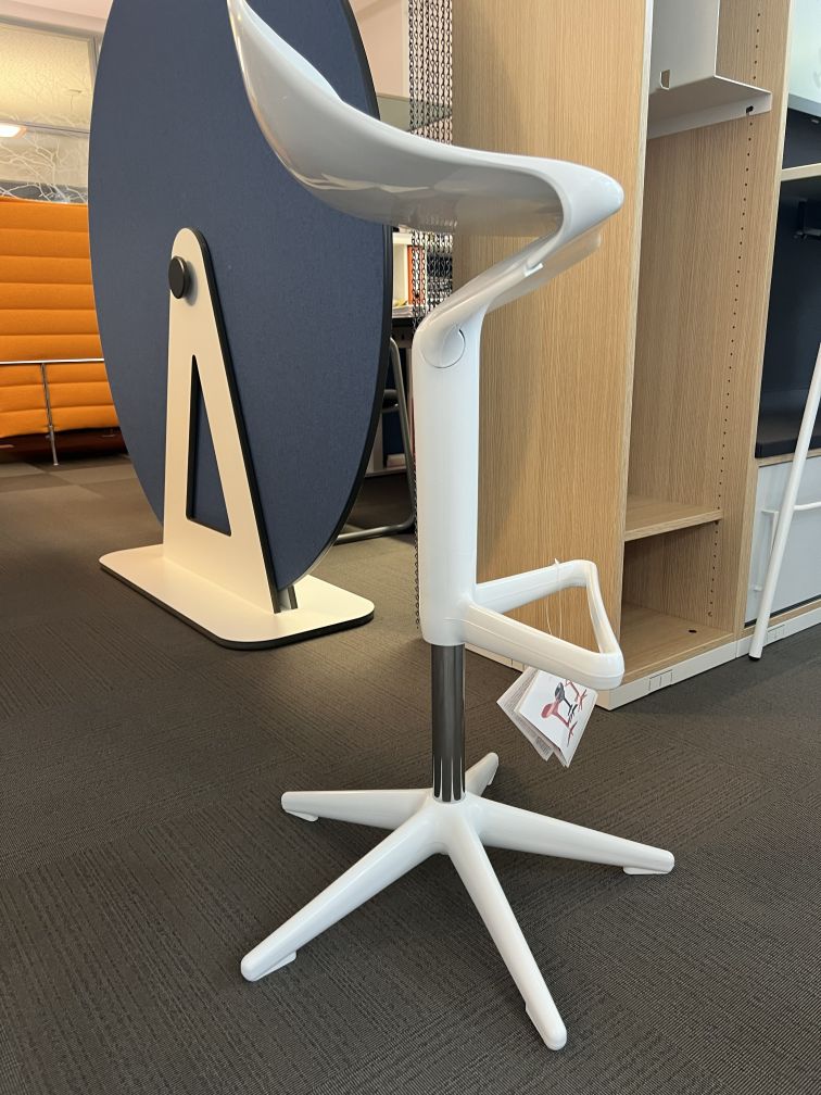 Spoon  Hocker WEISS Kartell AUSSTELLUNGSSTÜCK / GEBRAUCHTMÖBEL