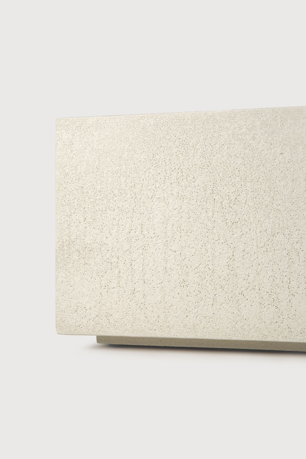 Detailaufnahme eines Ethnicraft Elements Bodenregals in hellem Farbton, modernes Wohnzimmermöbel.