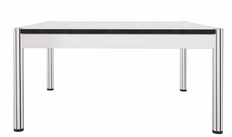 Frontale Ansicht des USM Haller Couchtischs 75x75 cm mit weißer Tischplatte und verchromtem Stahlgestell.