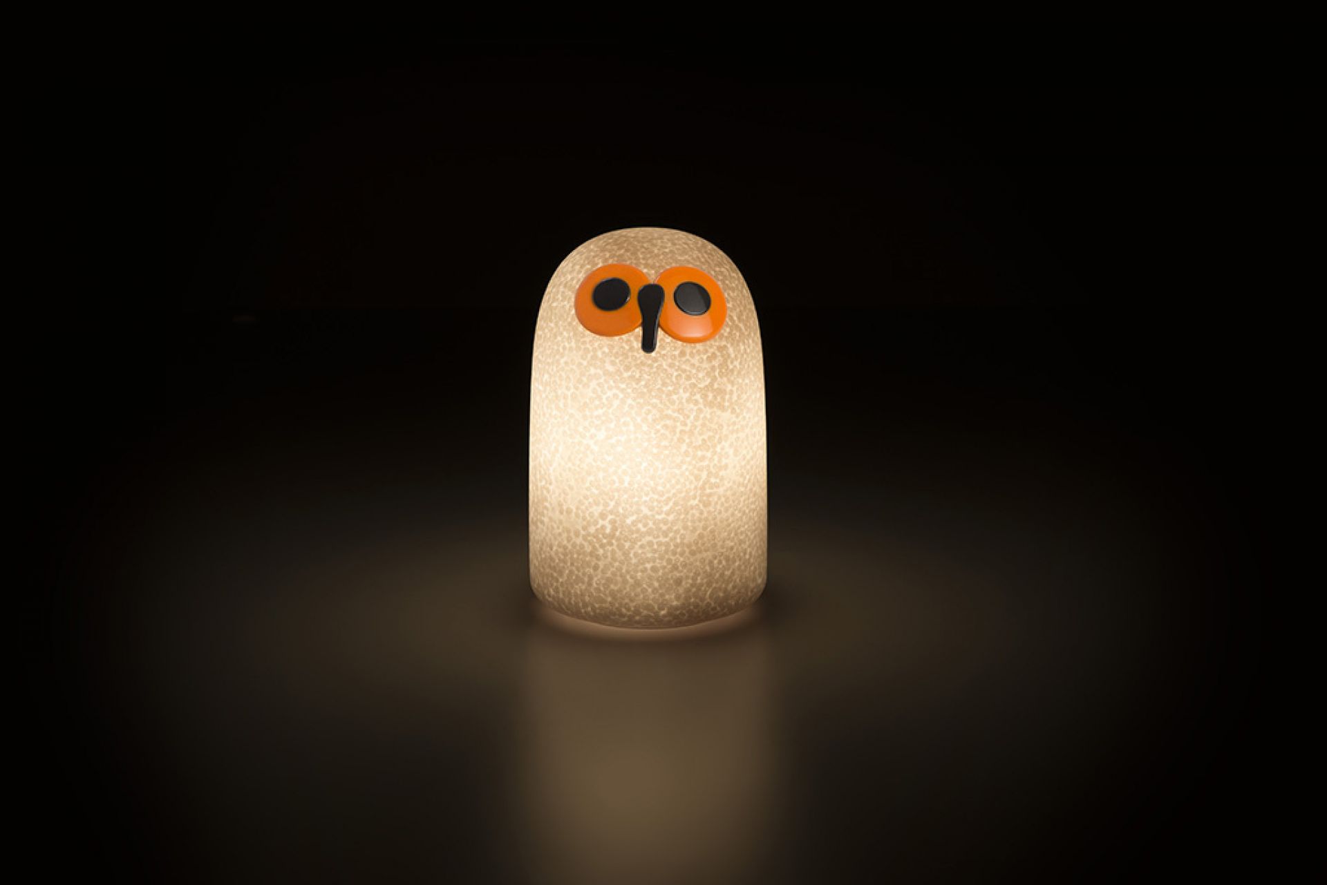 Linnut Sulo Tischleuchte von Magis in Eulenform, warmes Licht für Kinderzimmer und Wohnraum.