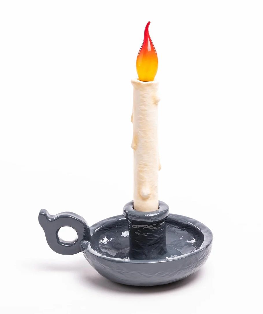 Graue Grimm Lampe von Seletti: Akkuleuchte im Kerzen-Design mit LED-Flamme.