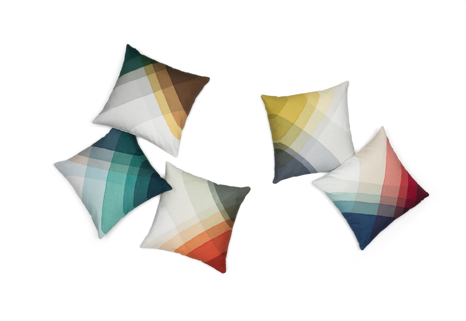 Sechs Vitra Heringbone Pillows Kissen mit farbigen, geometrischen Mustern auf weißem Hintergrund. Dekokissen für Sofa und Bett.
