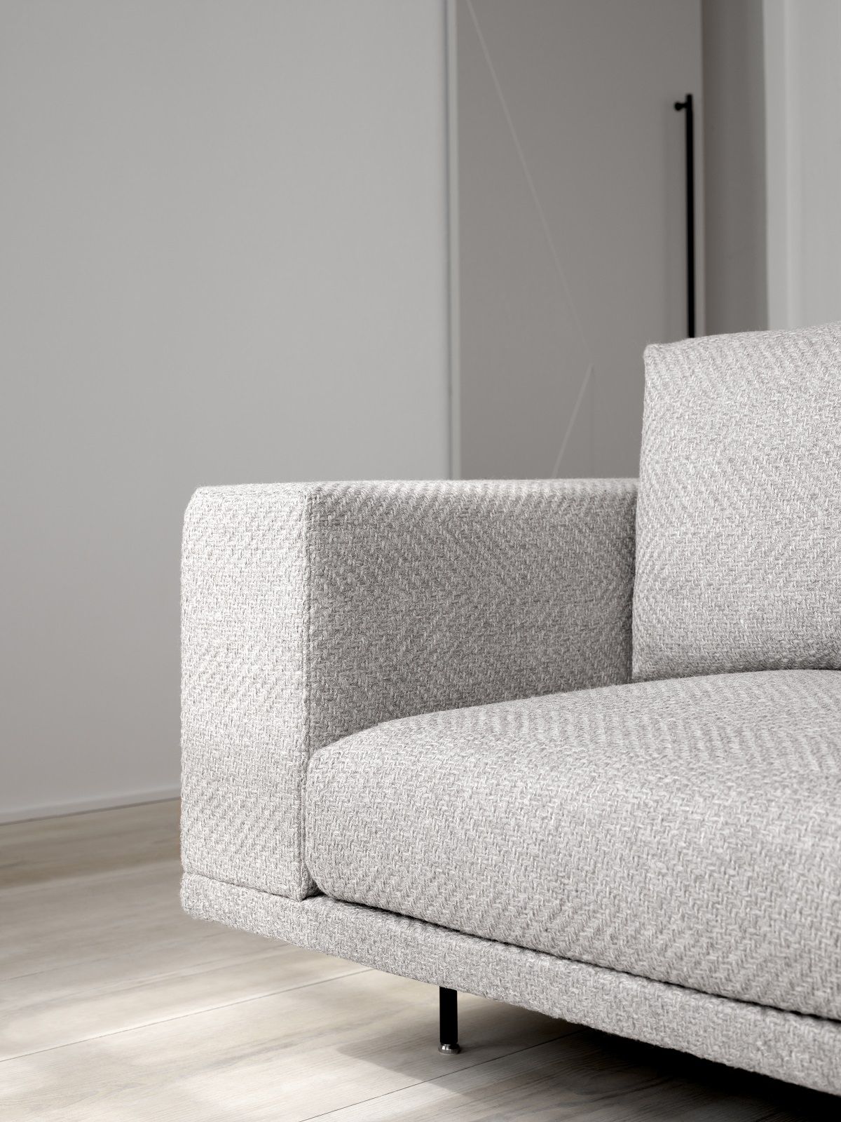 Detailaufnahme des Vipp Loft Modul Sofas, ein graues 3-Sitzer Sofa mit modernem Design und Stoffbezug.
