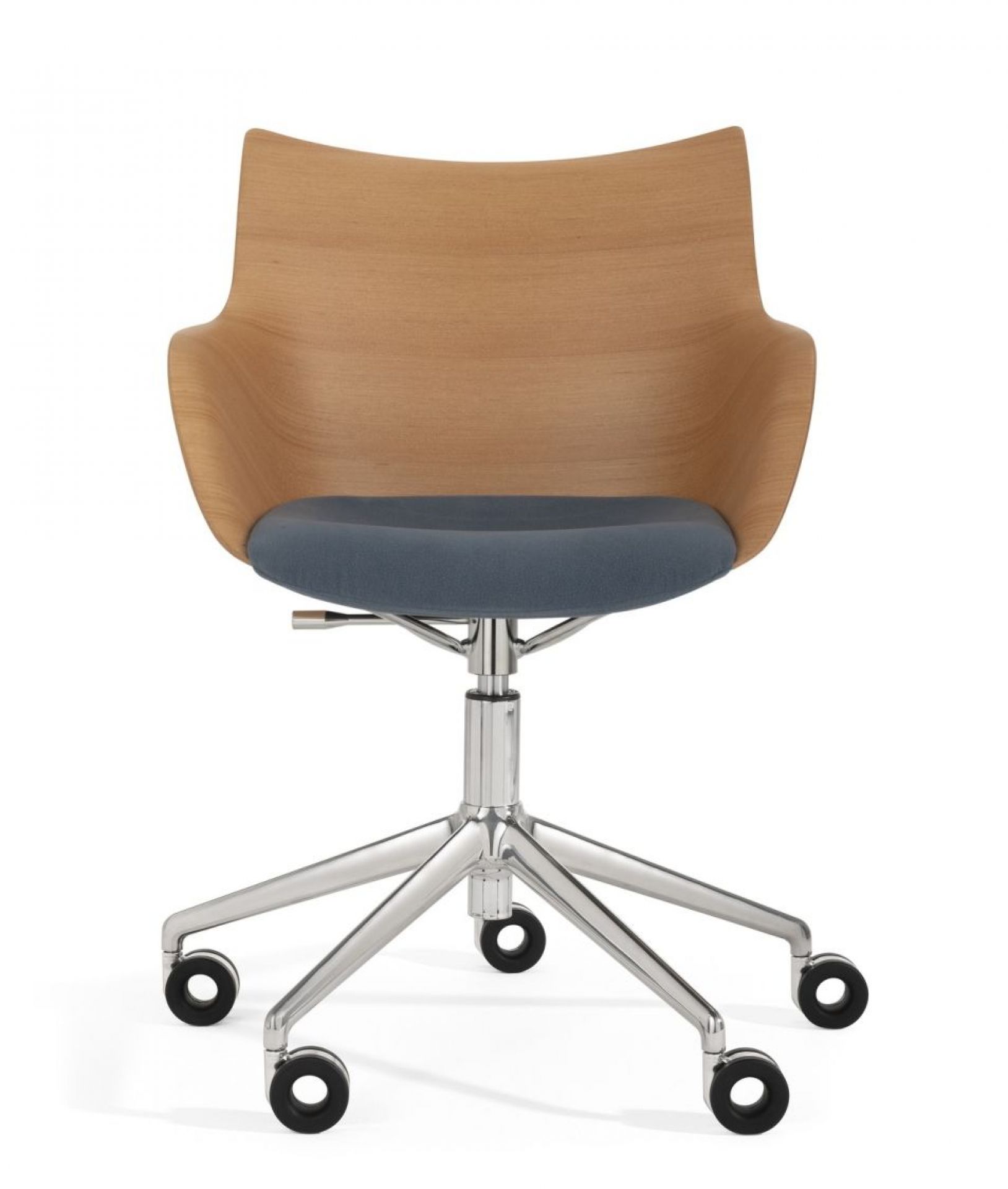 Kartell Q/Wood Soft Drehstuhl mit Holzschale und blauem Sitzpolster auf Rollen.