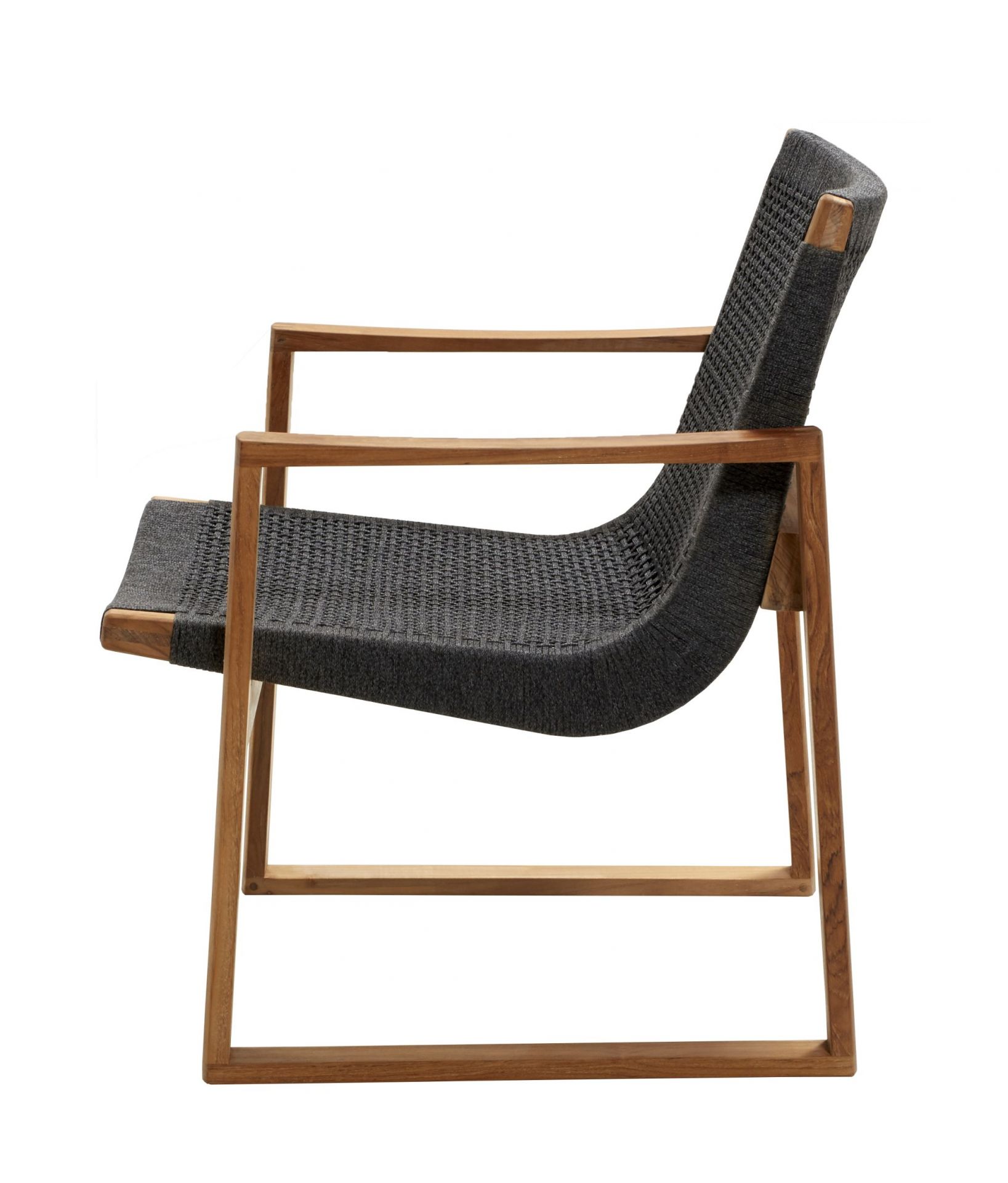 Endless Loungesessel von Cane-Line: Moderner Gartensessel aus Teakholz und grauem Geflecht, Seitenansicht.