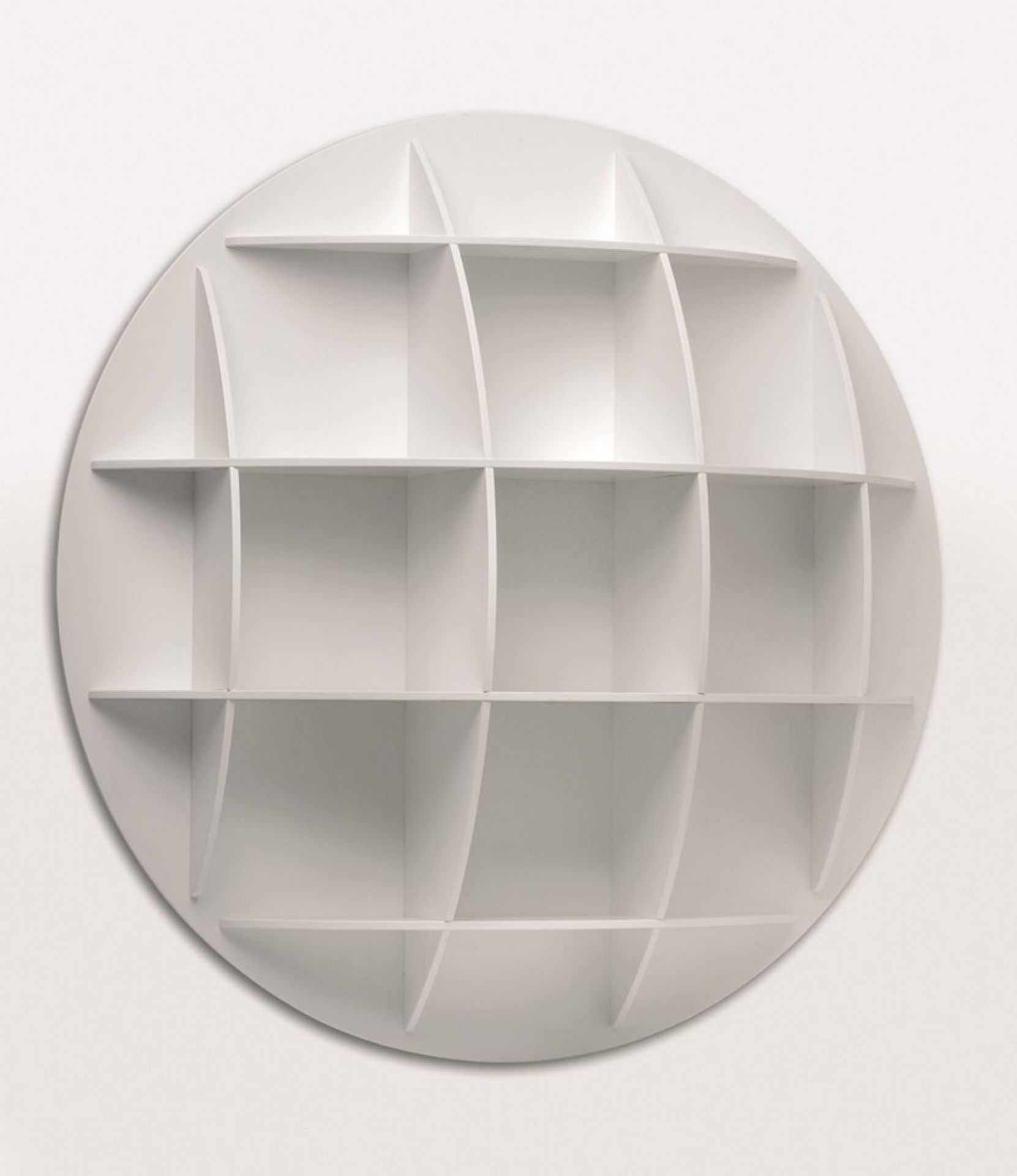 Weißes, sphärisches Bücherregal von Carnovali Industrie. Modernes Wandregal in runder Form.