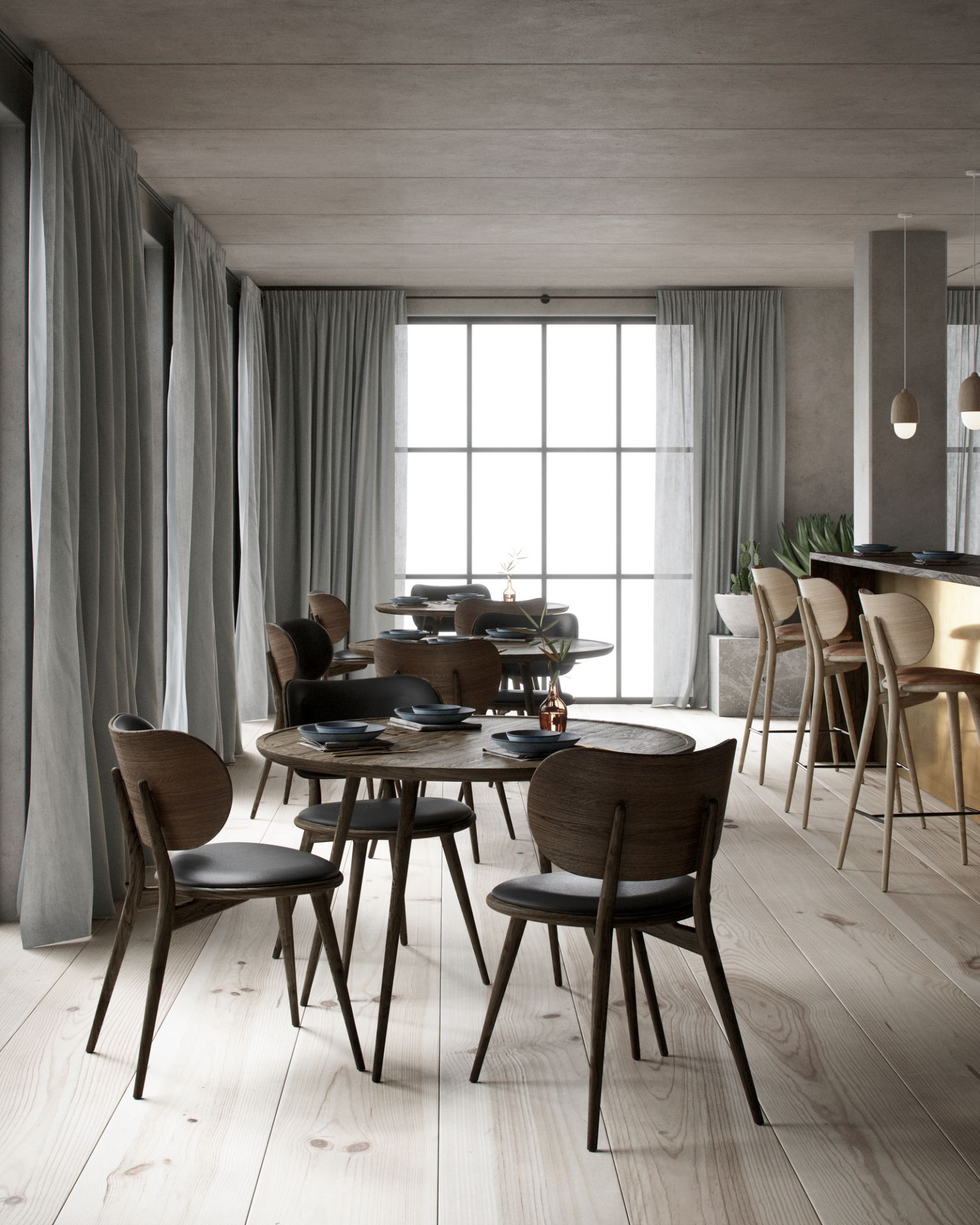 Innenaufnahme eines Restaurants mit mehreren The Dining Chair Stühlen aus Holz mit schwarzem Lederbezug.