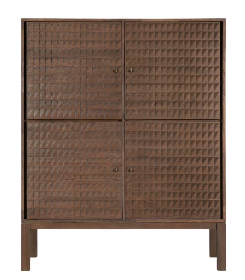 Sono Cupboard Anrichte Ethnicraft: Dunkelbraune Holzkommode mit vier Türen und geometrischem 3D-Muster.