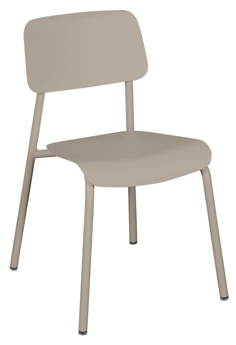 Beiger Studie Chair Stuhl von Fermob für den Außenbereich, minimalistisches Design mit Rückenlehne.