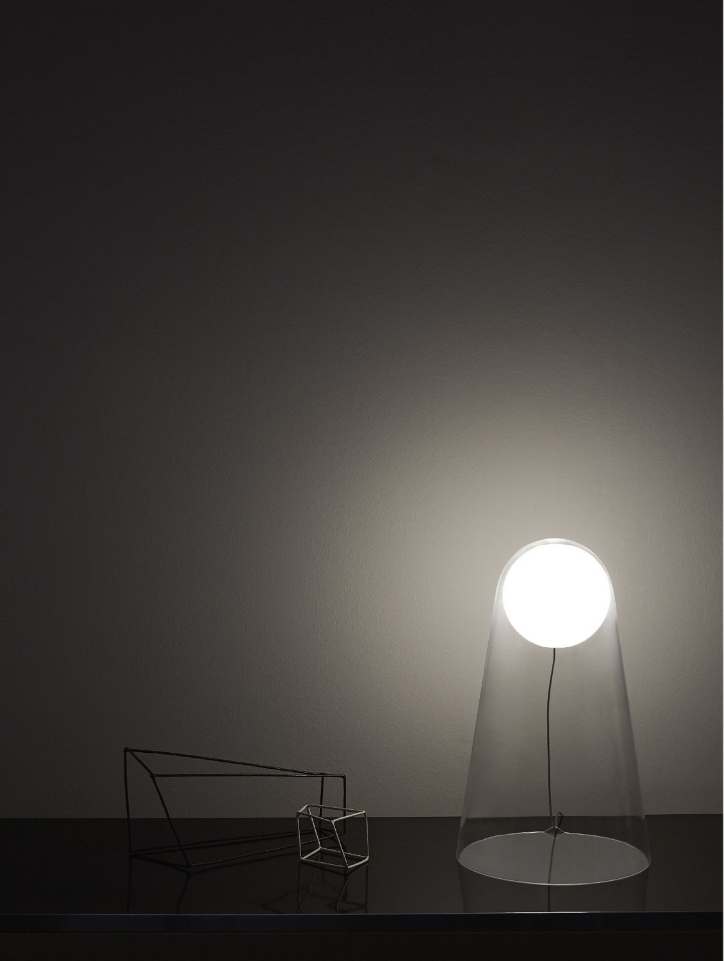 Satellight Tischleuchte von Foscarini: Moderne Designleuchte mit Glaskörper und leuchtender Kugel.