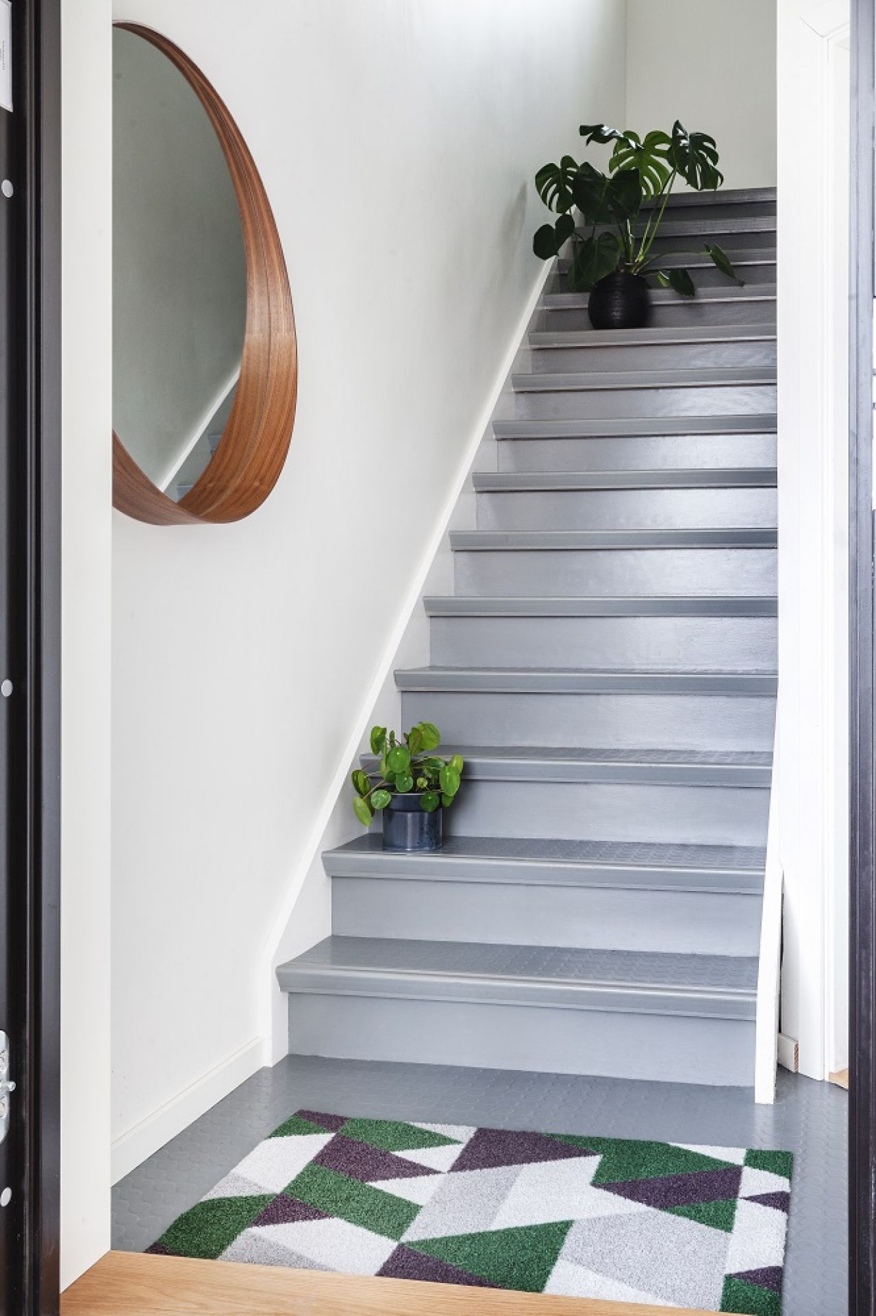 Blåne Heymat Fußmatte im Eingangsbereich vor einer Treppe mit Pflanzen. Indoor/Outdoor Fußabtreter mit Muster.