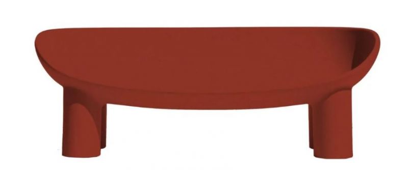 Rote Roly Poly Bank von Driade, moderne Gartenbank für den Außenbereich mit vier Beinen.