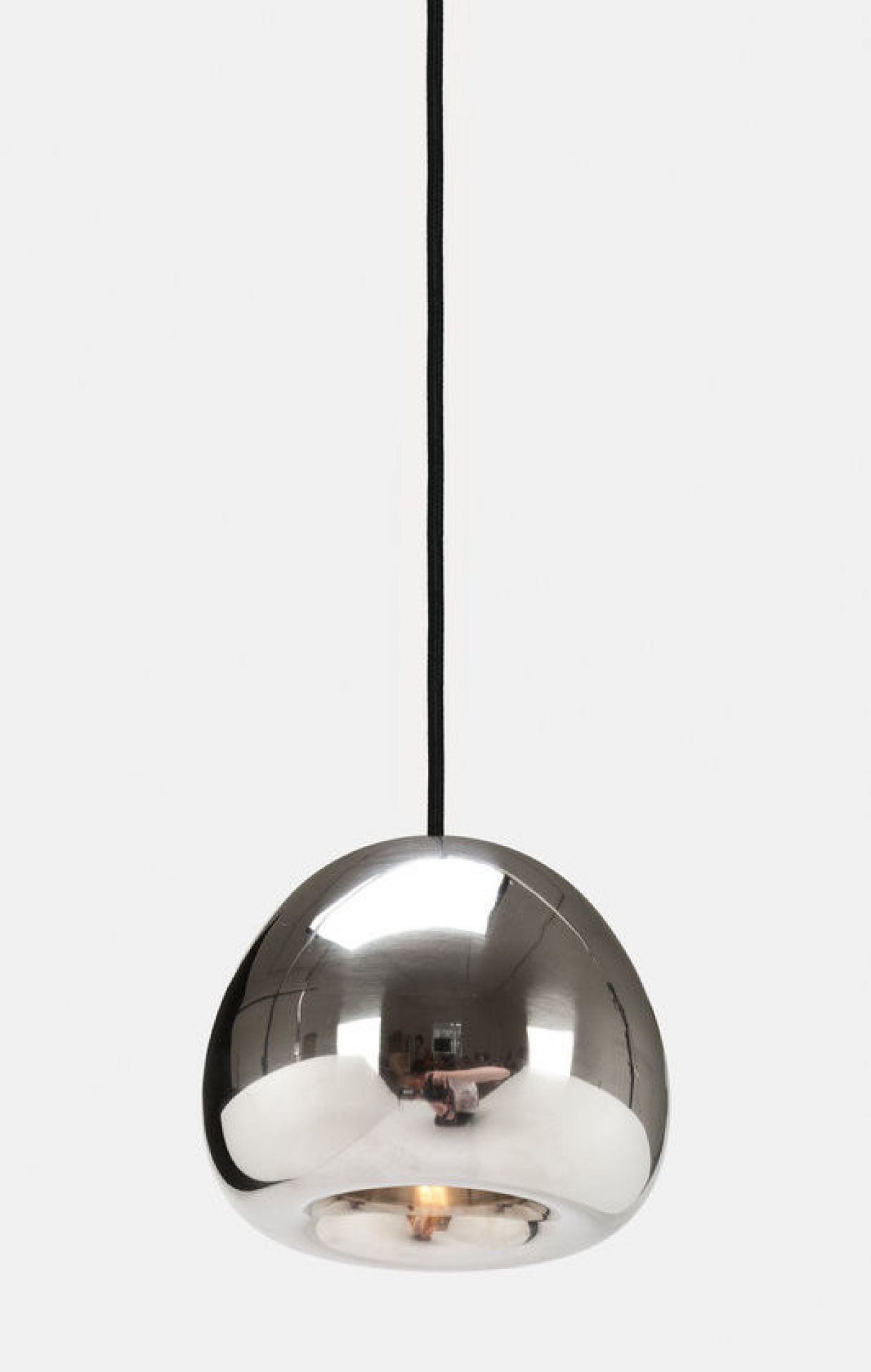 Void Mini LED Hängeleuchte von Tom Dixon aus poliertem Edelstahl mit schwarzem Kabel.