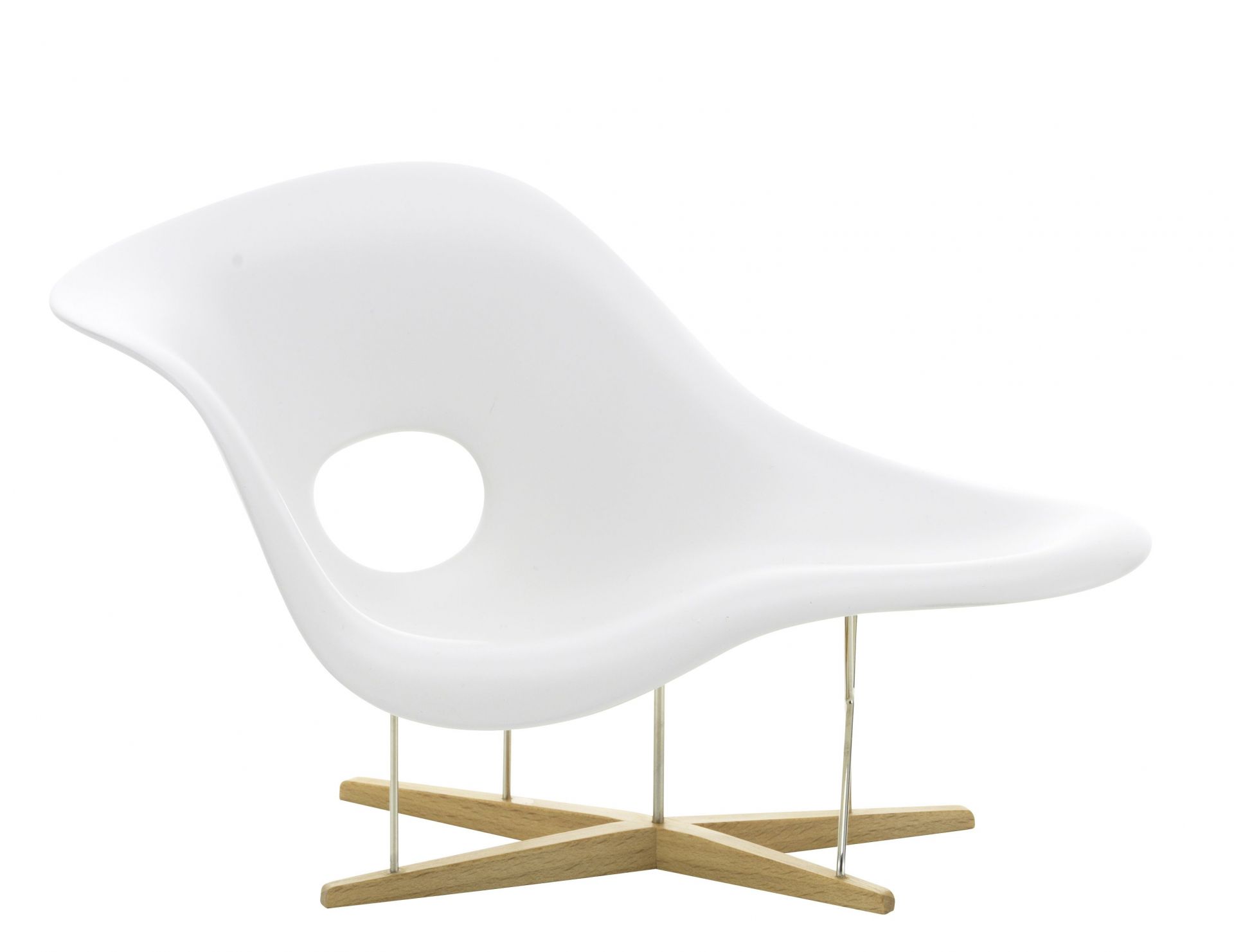 Weiße La Chaise Liege von Vitra, Miniatur Designmöbel mit Holzfuß und Loch.