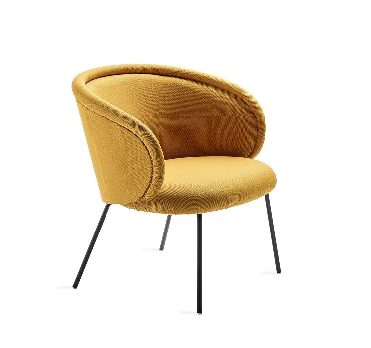 Gelber Ona Cocktail Sessel von Freifrau Manufaktur mit schwarzen Metallbeinen, moderner Design Sessel.