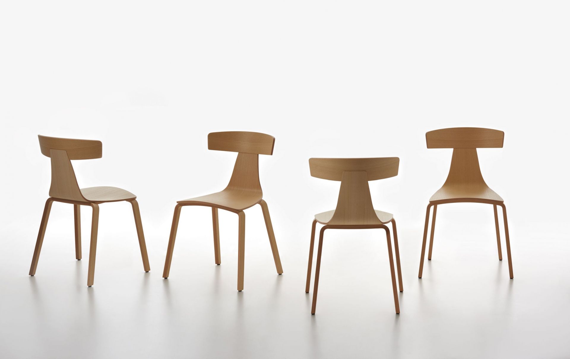 Vier helle Holzstühle im minimalistischen Design. Remo Stuhl aus Esche, ideal für Esszimmer.